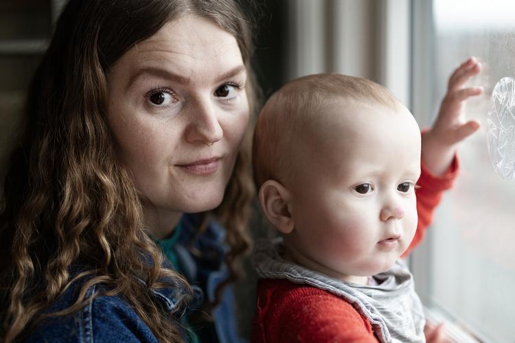 Det er et vilkår for det kvindelige køn, og virkeligheden er, at en mand aldrig kommer til at forholde sig til det samme etiske dilemma, hvor privatlivet krydser arbejdslivet på så invasiv en måde som det at føde et barn. Foto: Thomas Borberg