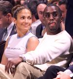 Sean Combs ses her med sin daværende kæreste, Jennifer Lopez. Parret besøgte i 1999 en natklub på Manhattan, hvor en kvinde blev skudt i hovedet. Combs blev to år senere frikendt for at have skudt Natania Griffin i hovedet. I Max' dokumentar 'The Fall of Diddy' fastholder Griffin, at det var Sean Combs, der skød hende.  Foto: Marc Serota/Ritzau Scanpix