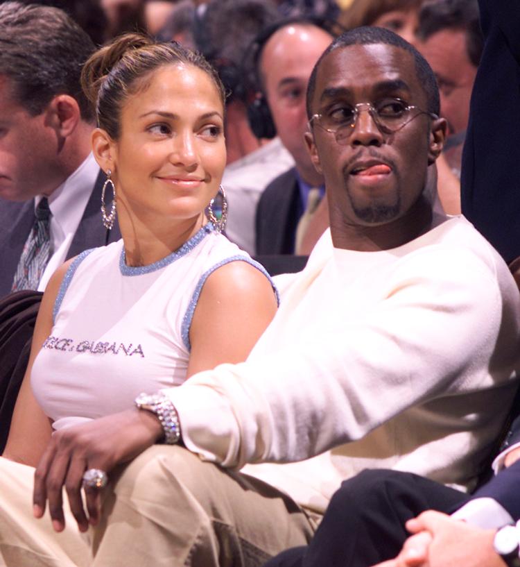 Sean Combs ses her med sin daværende kæreste, Jennifer Lopez. Parret besøgte i 1999 en natklub på Manhattan, hvor en kvinde blev skudt i hovedet. Combs blev to år senere frikendt for at have skudt Natania Griffin i hovedet. I Max' dokumentar 'The Fall of Diddy' fastholder Griffin, at det var Sean Combs, der skød hende.  Foto: Marc Serota/Ritzau Scanpix