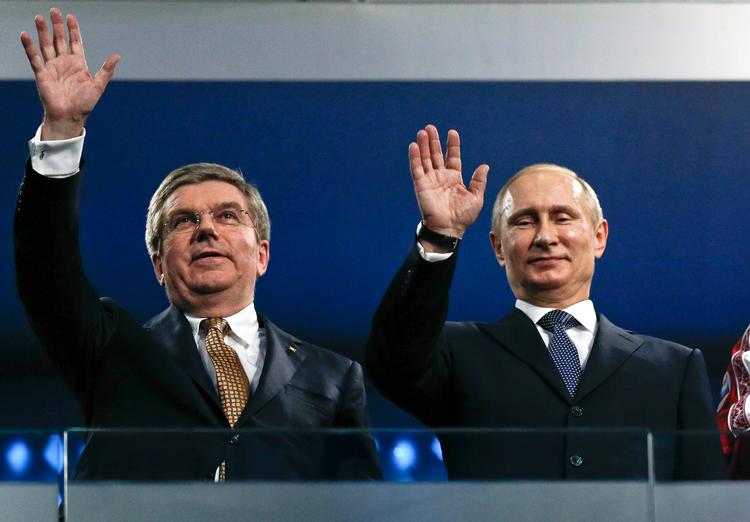 Thomas Bach (tv.) sammen med Ruslands præsident, Vlaidimir Putin, ved afslutningsceremonien i forbindelse med de olympiske vinterlege i Sotji. Det var i Sotji, det statsstyrede russiske dopingprogram var på sit højeste, og det har præget en del af Bachs periode som præsident for IOC. Foto: Phil Noble/Ritzau Scanpix