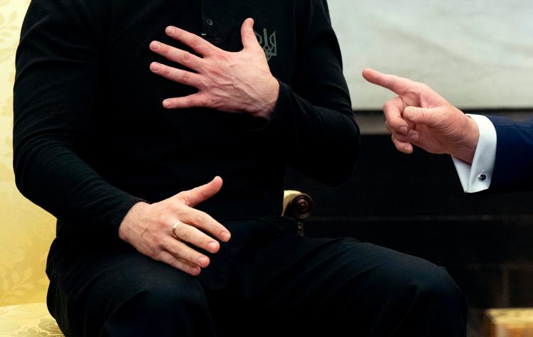 Volodymyr Zelenskyj var iført en sort sweater med Ukraines våbenskjold, der forestiller en trefork. Foto: Saul Loeb/Ritzau Scanpix