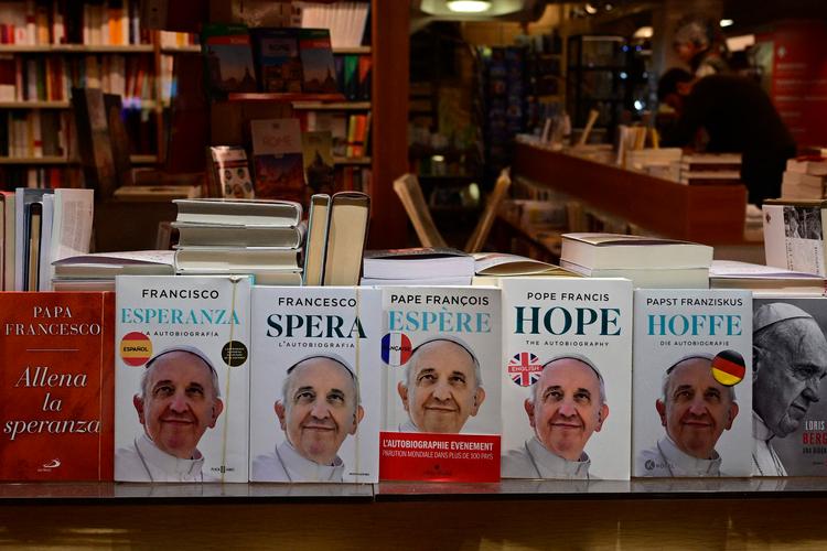 En boghandlel nær Peters Pladsen i Rom udstiller pave Frans' selvbiografi i vinduet. Foto: Tiziana Fabi/Ritzau Scanpix