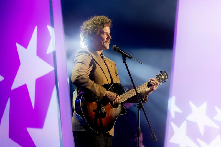 Anders Matthesen er Mr. Melodi Grand Prix himself, Tommy Seebach i filmen, der sætter ind der, hvor tingene begynder at skride og hans stjerne i offentligheden begynder at falme. Foto: Andreas Bastiansen/SF Studios