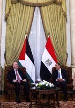 Dagen inden topmødet mellem de arabiske ledere mødtes Egyptens udenrigsminister, Badr Abdelatty (th.), og den palæstinensiske premierminister på Vestbredden, Mohammad Mustafa, i Kairo. Foto: Amr Abdallah Dalsh/Ritzau Scanpix