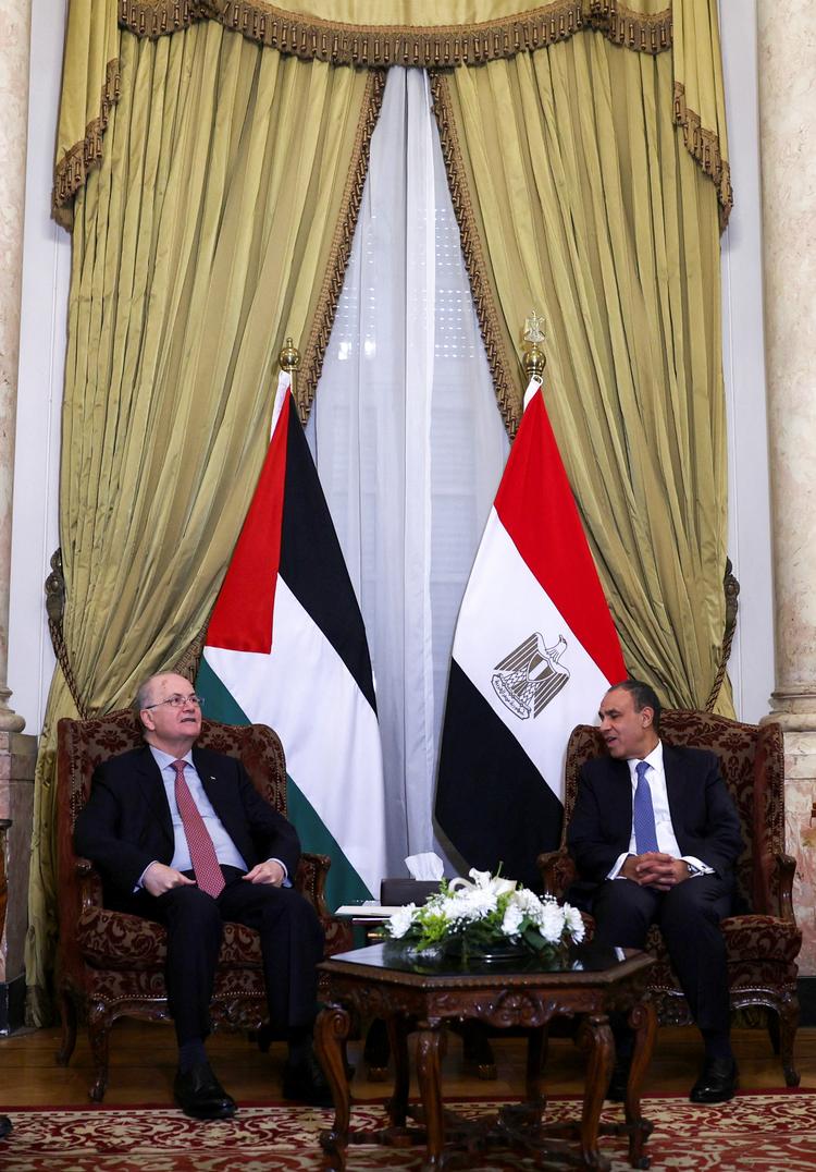 Dagen inden topmødet mellem de arabiske ledere mødtes Egyptens udenrigsminister, Badr Abdelatty (th.), og den palæstinensiske premierminister på Vestbredden, Mohammad Mustafa, i Kairo. Foto: Amr Abdallah Dalsh/Ritzau Scanpix