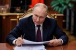   Vladimir Putin har god grund til at smile i disse dage. Donald Trump har nemlig vendt op og ned på USA’s politik over for Ukraine og indtaget en mere forsonende position i forhold til Ruslands præsident. Trump har ikke blot gentaget Moskvas synspunkter, men har også for nylig anklaget Volodymyr Zelenskyj for at stå i vejen for en kommende fred. Foto: Mikhail Metzel/Ritzau Scanpix