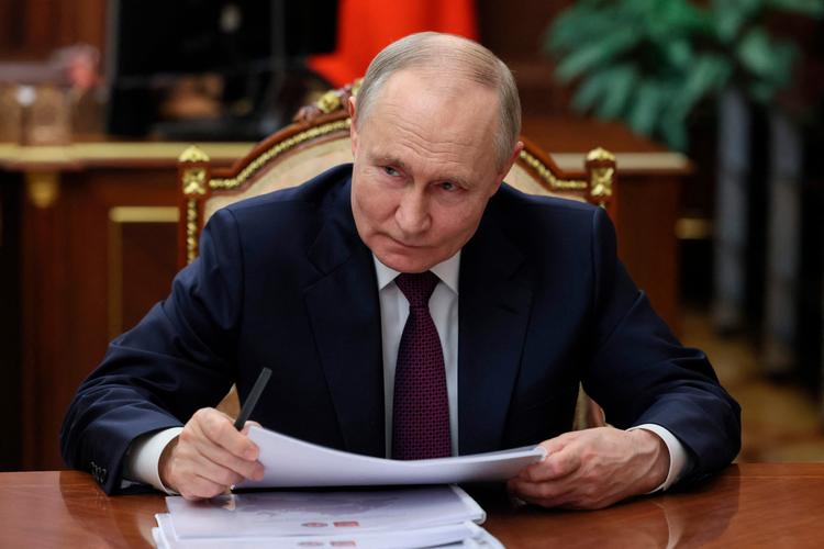   Vladimir Putin har god grund til at smile i disse dage. Donald Trump har nemlig vendt op og ned på USA’s politik over for Ukraine og indtaget en mere forsonende position i forhold til Ruslands præsident. Trump har ikke blot gentaget Moskvas synspunkter, men har også for nylig anklaget Volodymyr Zelenskyj for at stå i vejen for en kommende fred. Foto: Mikhail Metzel/Ritzau Scanpix