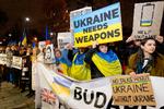 Polakker og flygtede ukrainere demonstrerede mandag foran den amerikanske ambassade i Warszawa som reaktion på mødet mellem Donald Trump og Volodymyr Zelenskyj i Det Hvide Hus. Foto: Wojtek Radwanski/Ritzau Scanpix