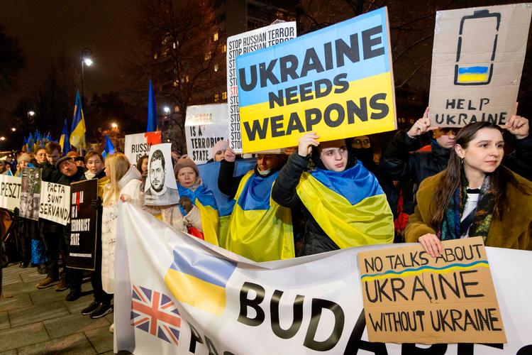 Polakker og flygtede ukrainere demonstrerede mandag foran den amerikanske ambassade i Warszawa som reaktion på mødet mellem Donald Trump og Volodymyr Zelenskyj i Det Hvide Hus. Foto: Wojtek Radwanski/Ritzau Scanpix