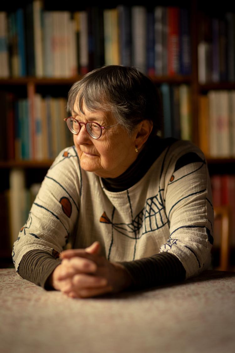    Ellen Wulff har oversat Koranen fra arabisk til dansk og ’Tusinde og en nats’ eventyr. Og har været kørelærer og alt muligt andet for at tjene penge ved siden af. Nu fylder hun 75 år.   Foto: Mads Nissen