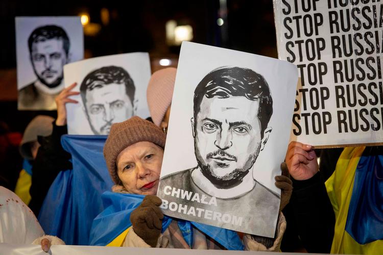 Polakker og ukrainere bosat i Polen demonstrerede i går foran USA's ambassade i Warszawa. Foto: Wojtek Radwanski/Ritzau Scanpix