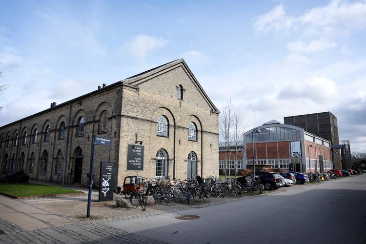 »Vi er kritiske over for ledelsesstilen, som er dominerende og utidssvarende og ikke bør forekomme på en moderne pædagogisk kunstinstitution«, står der i den mistillidserklæring til skolens ledelse, som en gruppe ansatte har sendt til kulturministeren. Her ses skolens afdeling på Holmen i København. Foto: Jens Dresling