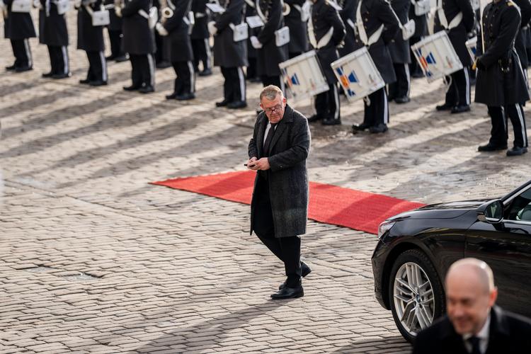 Lars Løkke Rasmussen ankommer til en officiel modtagelse i præsidentpaladset i Helsinki. Udenrigsministeren ser Donald Trumps Ukraine-kurs som udtryk for, at USA ikke vil bruge flere penge på krigen. Foto: Ida Marie Odgaard/Ritzau Scanpix