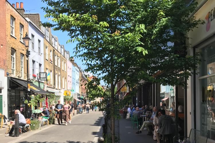 For få år siden var Exmouth Market en kedelig fætter. Nu er stemningen tæt på sydlandsk. 
