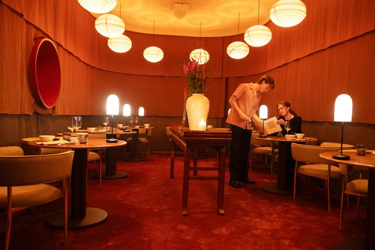 I køkkenet på Jade står blandt andre kokken Asger Majgaard Klausen (tidligere køkkenchef på June og formel B). Foto: Thomas Borberg