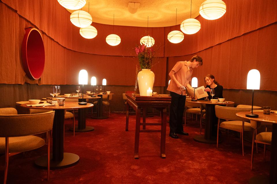 I køkkenet på Jade står blandt andre kokken Asger Majgaard Klausen (tidligere køkkenchef på June og formel B). Foto: Thomas Borberg