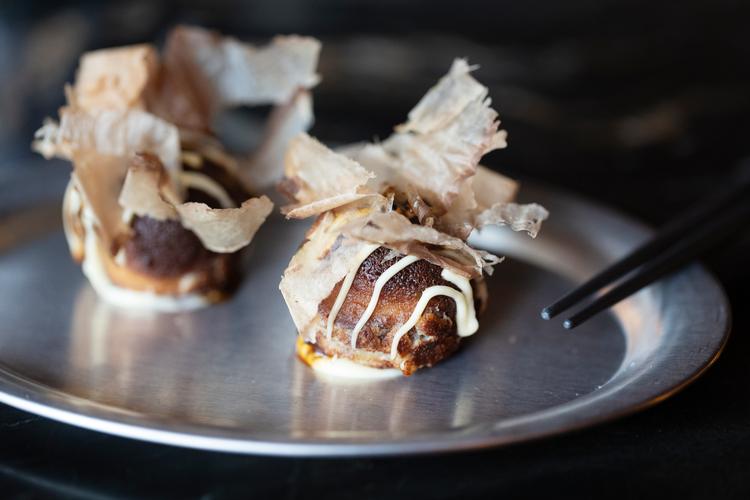 Takoyaki med katsuobushi - en slags blæksprutteæbleskiver med tørret tun på toppen. Foto: Thomas Borberg
