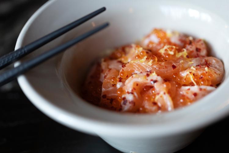 Røget ørred med appelsin serveret med sichuanpeber og rogn. Foto: Thomas Borberg