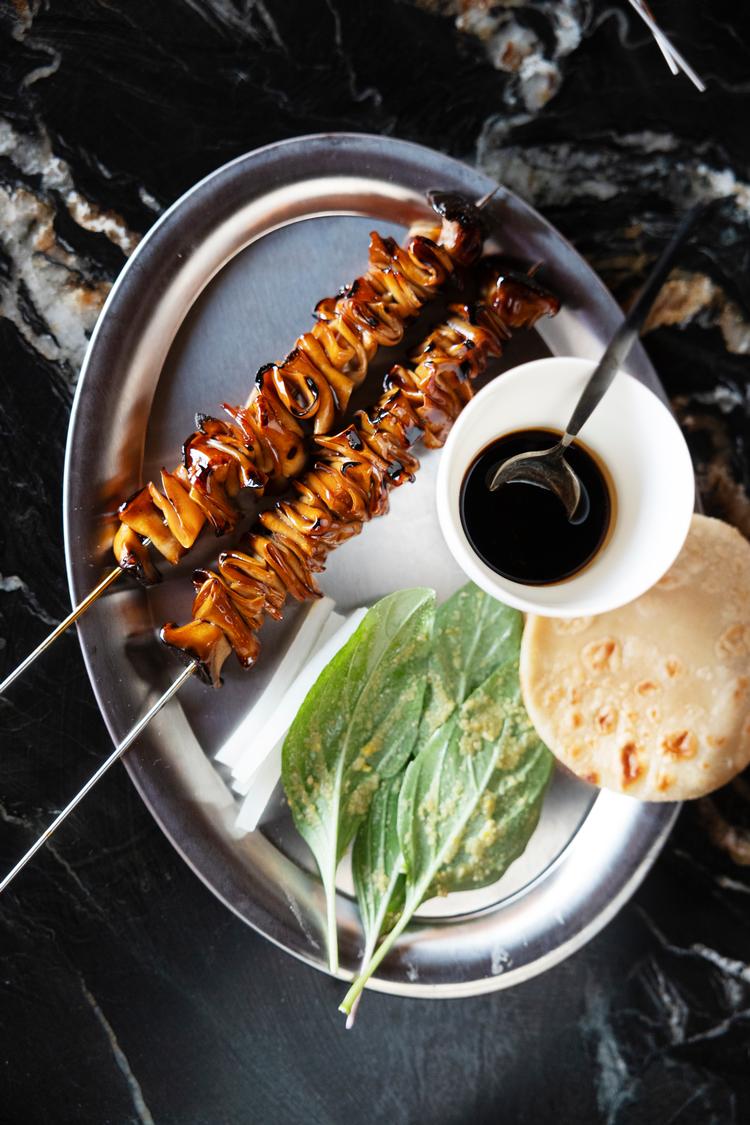 Yakitori med anderhjerter og svampe.   Foto: Thomas Borberg