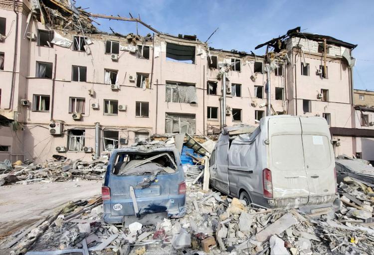 USA’s stop for deling af efterretninger fra spionfly og spionsatellitter blænder det ukrainske luftforsvar. I det seneste døgn er otte dræbt, heraf fire under angrebet på et hotel i Kryvyi Rih tæt på fronten. En gruppe amerikanske og britiske nødhjælpsarbejdere overlevede angrebet. Foto: Dnipropetrovsk Regional Military/Ritzau Scanpix