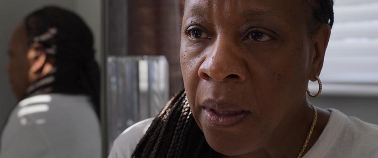 Marianne Jean-Baptiste er helt formidabel i rollen som Pansy, der skælder alt og alle huden fuld for at skjule sine egne bløddele.  Foto: Angel Film