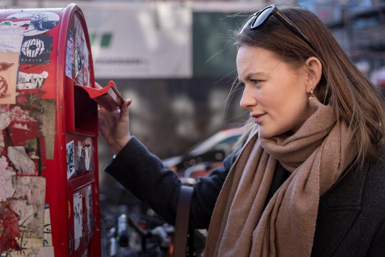 I anden halvdel af 2025 begynder PostNord at fjerne de røde postkasser som den ved Gammeltorv i København. Foto: Cecilie Rolvung