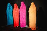 Kvinderne optræder i burka i forestillingen for at sætte fokus på kvinders forhold i Afghanistan. Foto: Miriam Dalsgaard