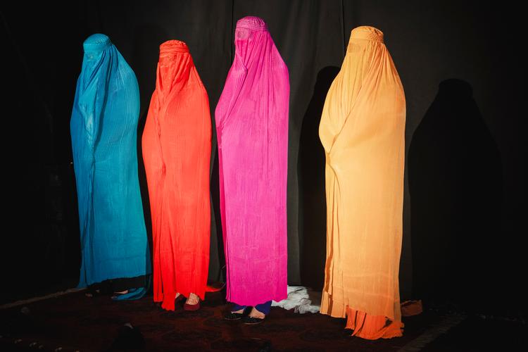 Kvinderne optræder i burka i forestillingen for at sætte fokus på kvinders forhold i Afghanistan. Foto: Miriam Dalsgaard