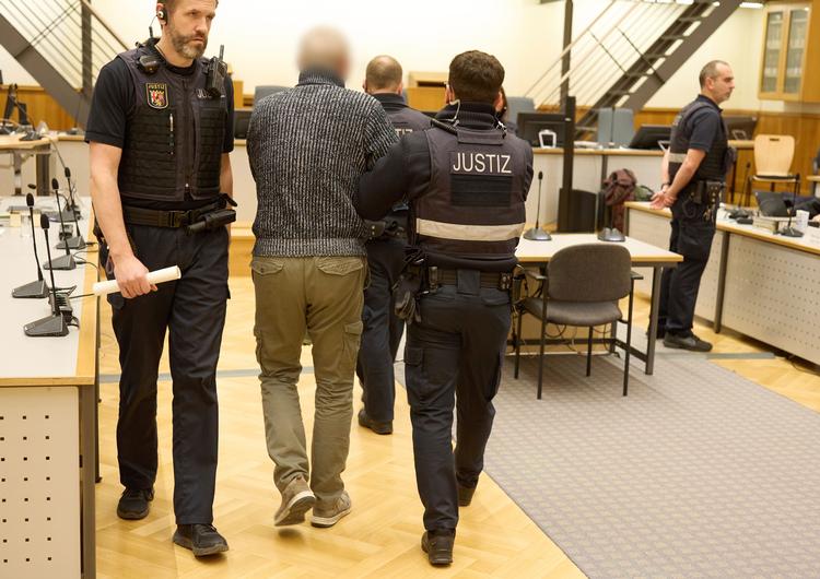 En af de tiltalte føres ind i retssalen i Koblenz i forbindelse med retssagen 11. december 2024. Torsdag faldt der dom i sagen, hvor fire personer blev kendt skyldige i kupplaner og forsøg på kidnapning af en minister. Arkivfoto:  Thomas Frey