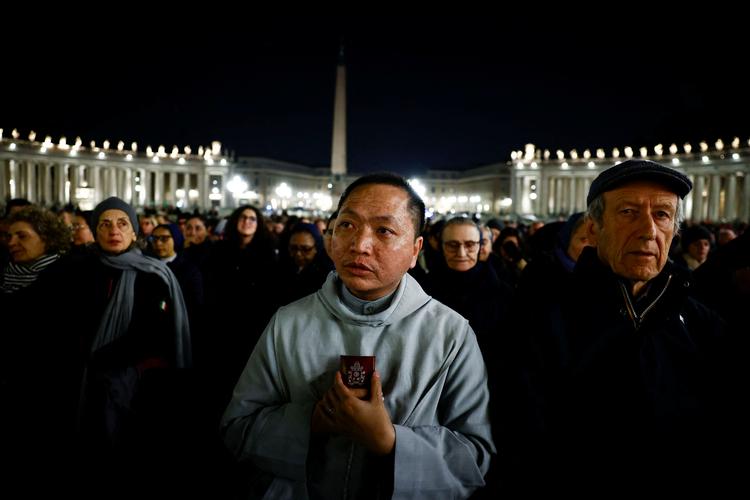 Mange katolikker strømmer fortsat til Peterspladsen for at bede en bøn for pave Frans. Foto: Yara Nardi/Ritzau Scanpix