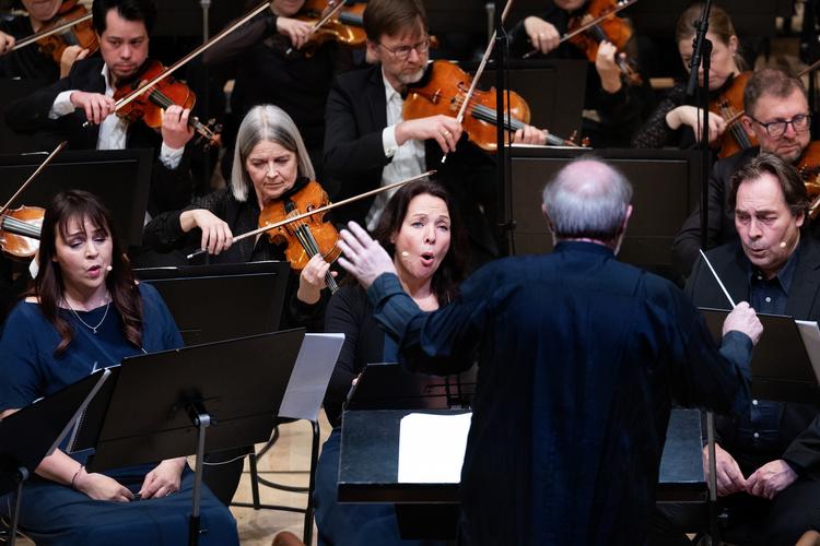 Med den garvede dirigent Martyn Brabbins i front og vokalensemblet Nordic Voices siddende i en cirkel mellem ham og DR Symfoniorkestret åbnede årets Pulsar Festival med Luciano Berios avantgardeklassiker ’Sinfonia’. Foto: Thomas Borberg