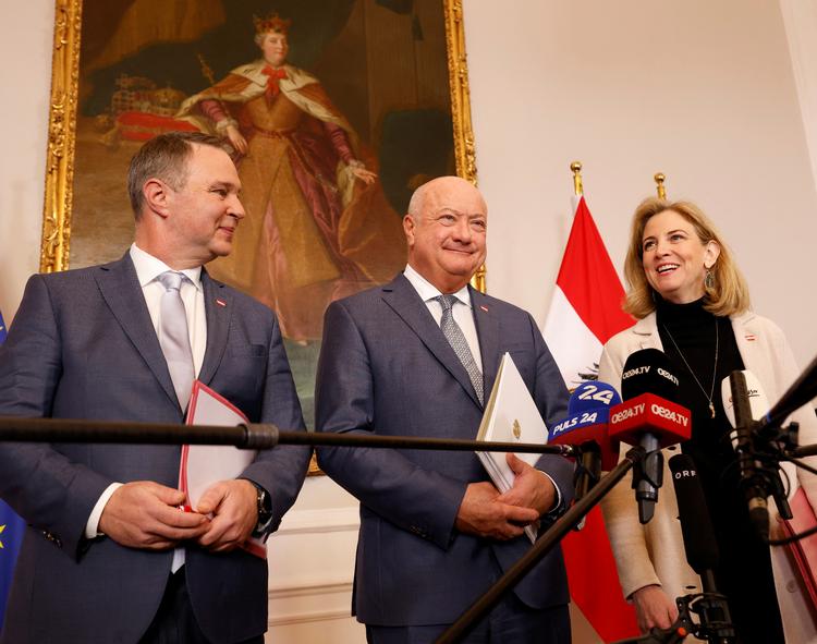  Østrigs nye kansler, Christian Stocker (FPÖ), hans vicekansler, Andreas Babler (SPÖ), og udenrigsminister Beate Meinl-Reisinger (Neos) taler med medierne før deres første regeringsmøde i onsdags.  Foto: Leonhard Foeger/Ritzau Scanpix