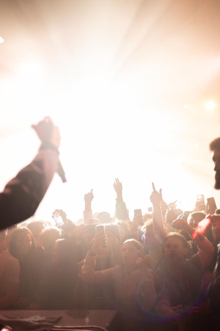 Anton Westerlin hæver næven efter at have afspillet sin nye sang for publikum på spillestedet Poolen. Foto: Andrea_Bisgaard_Rørly