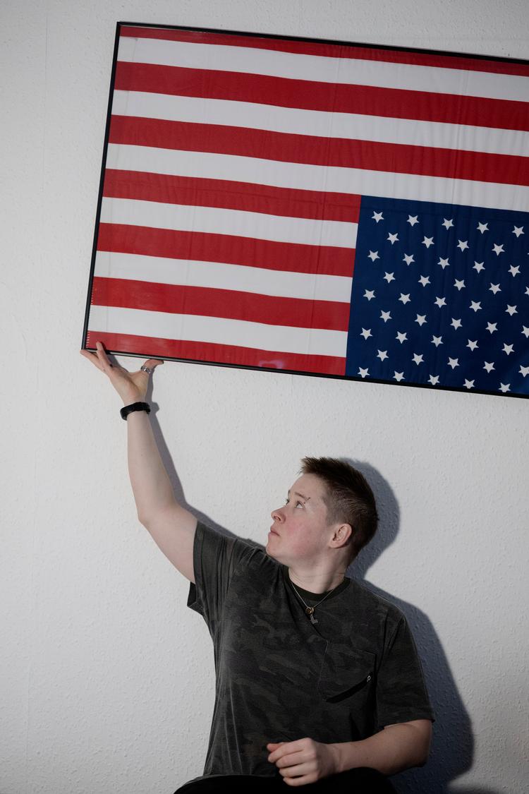 Carina Lamb blev rasende, da hun så, hvordan den amerikanske præsident Trump talte til Ukraines præsident Zelenskyj på mødet i Det Hvide Hus fredag 28. februar. Derfor vendte hun sit amerikanske flag på hovedet.   Foto: Thomas Borberg