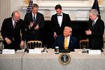 Ved kryptotopmødet i Det Hvide Hus var Donald Trump omgivet af blandt andre sin særlige rådgiver for kryptovaluta og AI, David Sacks (th.), handelsminister Howard Lutnick (tv.) og finansminister Scott Bessent (helt tv.). Foto: Jim Watson/Ritzau Scanpix
