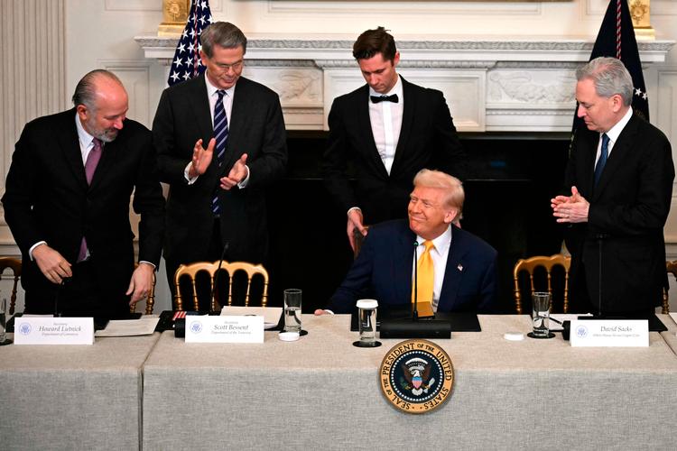 Ved kryptotopmødet i Det Hvide Hus var Donald Trump omgivet af blandt andre sin særlige rådgiver for kryptovaluta og AI, David Sacks (th.), handelsminister Howard Lutnick (tv.) og finansminister Scott Bessent (helt tv.). Foto: Jim Watson/Ritzau Scanpix