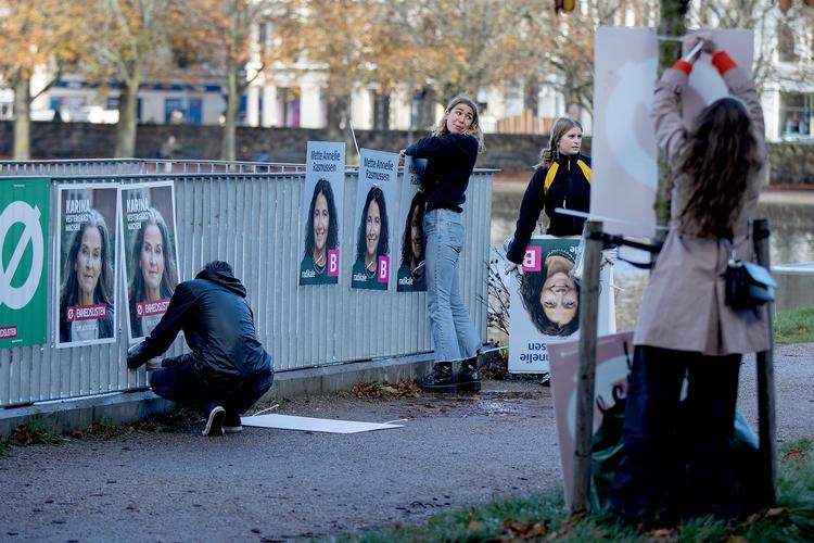 Valgplakater bliver hængt op i København i forbindelse med kommunalvalget i 2021.  Foto: Finn Frandsen