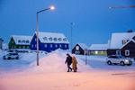Der er valg i Grønland 11. marts. I medierne har der været stort fokus på spørgsmålet om selvstændighed, men der er også andre ting, der fylder for borgerne i Nuuk.  Foto: Nicolai West