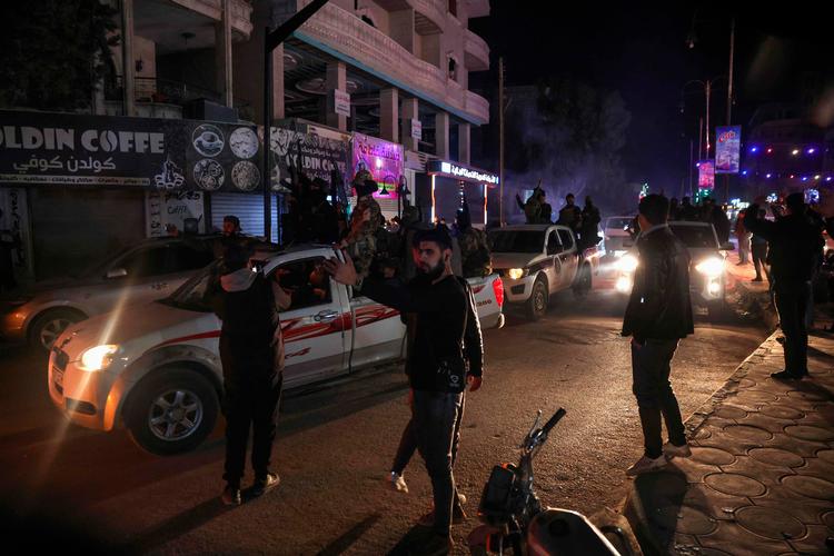 Myndighederne i Syrien har indledt, hvad de selv betegner som en omfattende sikkerhedsoperation for at slå hårdt ned på grupper, der støtter Syriens tidligere præsident Bashar al-Assad. På billedet ser vi Syriens nye sikkerhedsstyrker, der gør sig klar til at rejse til den vestlige del af landet. Foto: Omar Haj Kadour/Ritzau Scanpix