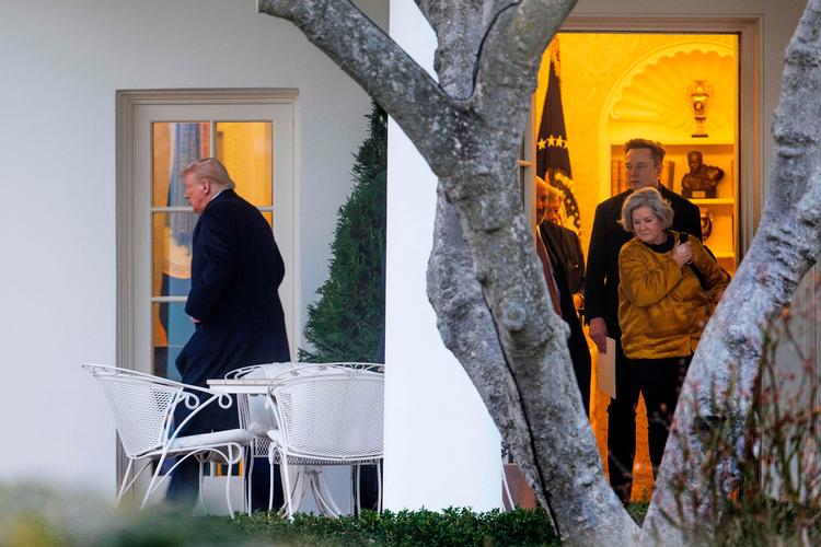 Elon Musk og Det Hvide Hus' stabschef, Susie Wiles, forlader Det Hvide Hus sammen med Donald Trump tidligere på ugen. Foto: Jim Watson/Ritzau Scanpix