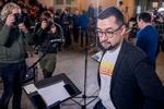 Under et af de afsluttende vælgermøder forsøgte den grønlandske landsstyreformand, Múte B. Egede, konsekvent at undgå spørgsmål fra de mange fremmødte journalister. Foto: Nicolai West