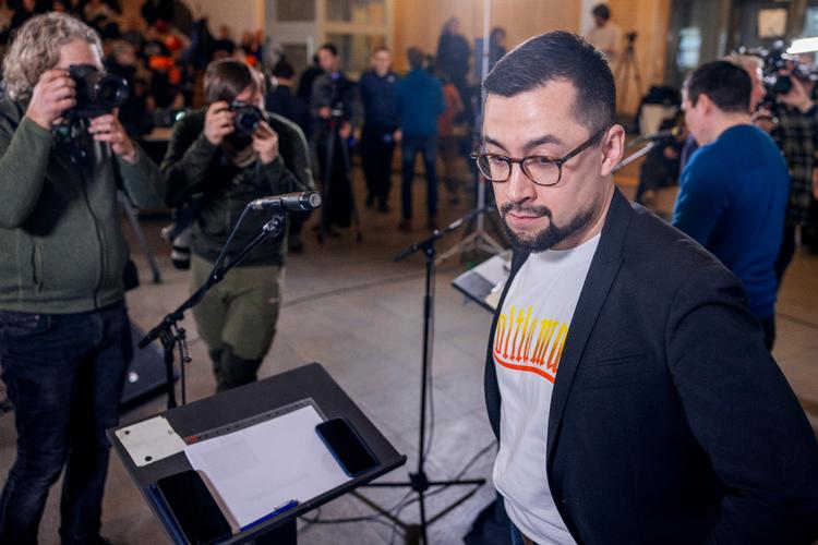 Under et af de afsluttende vælgermøder forsøgte den grønlandske landsstyreformand, Múte B. Egede, konsekvent at undgå spørgsmål fra de mange fremmødte journalister. Foto: Nicolai West