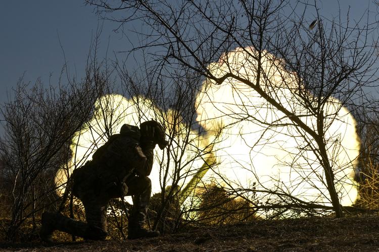En ukrainsk soldat affyrer artilleriild mod de russiske stillinger ved fronten. Foto: Stringer/Ritzau Scanpix