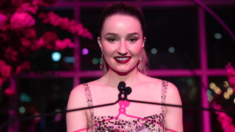 Højt at flyve, dybt at falde er et tema i 'Apple Cider Vinegar', hvor Kaitlyn Dever spiller hovedrollen. Foto: Netflix