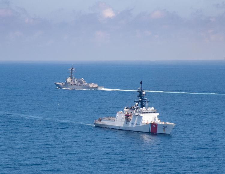 USA's kystvagt er aktiv fra de arktiske have til troperne og arbejder tit sammen med flåden. Her er fartøjet 'USCGC Munro' i aktion i 2021 i Taiwanstrædet sammen med en amerikansk missildestroyer.  Foto: Us Navy/Ritzau Scanpix