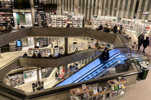 Oslos nye hovedbibliotek, Deichman, ligger ved havnen i samme område som operaen og det nye Munchmuseet. Biblioteket har seks etager, hvor der udover bøger er en række værksteder. Hele molevitten holder åbent alle dage kl. 8-22. 