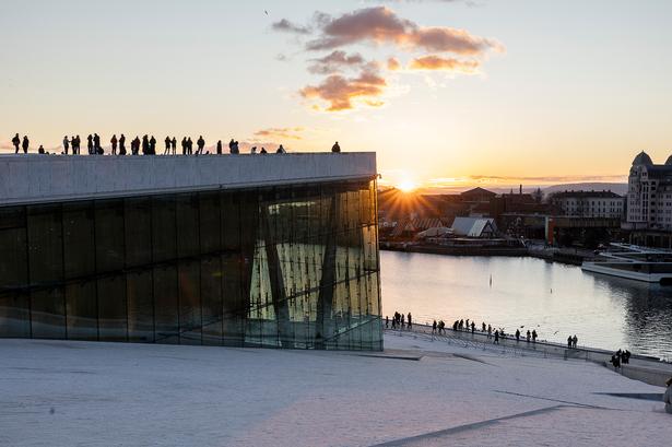 Det er en oplevelse at se solnedgangen en vinterdag fra Oslo Operahus’ skrå tag, kendt som Skibakken. 