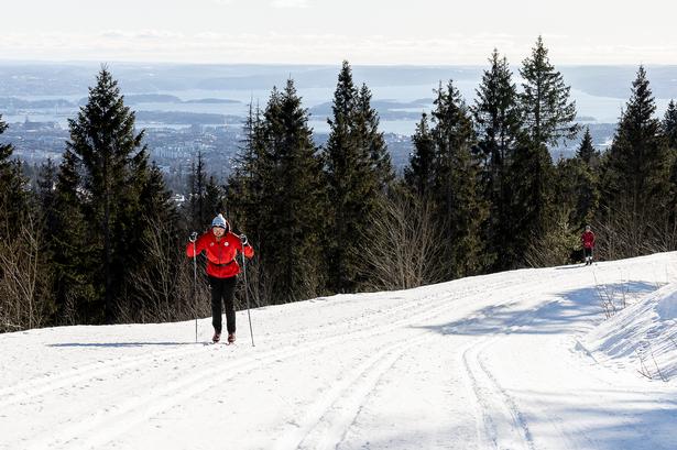 Langrendssporene i Nordmarka løber blandt andet forbi Holmenkollen skihopbakke, og i det område er der i godt vejr vid udsigt over byen og Oslofjorden. 