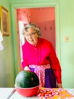 Det er svært at forstå den måde, eneboeren Agatha skærer vandmelon ud på. Hun er ligeglad. Sådan har hun skåret den i hele sit liv. Scenen varer længe, så man ser hende skalpere den med en brødkniv. Det er stadig svært at forstå, men efterhånden virker alt, hvad hun gør, som det helt rigtige for at leve et godt liv.  Foto: CPH:DOX