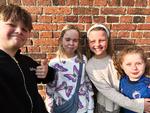 På Korsvejens Skole i Tårnby blev kulturministerens millionsatsning på morgensang skudt i gang. Benjamin, Laura, Lea Rosa og Sommer var blandt de elever, der heppede og sang med i salen. Her er det Benjamin, der står for at tage en selfie. 